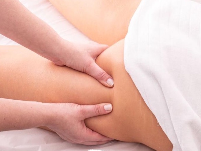 DRAINAGE LYMPHATIQUE VODDER Le drainage lymphatique favorise une meilleure circulation visant à améliorer un « retour » en agissant principalement sur la lymphe. Jambes lourdes, rétention d’eau, peau d’orange…. voire oedème : autant de problèmes qui trouveront une issue grâce au drainage. La méthode du Docteur Vodder, inventeur du terme de drainage lymphatique manuel, s’appuie sur des pressions et des mouvements circulatoires destinés à stimuler l’action des vaisseaux lymphatiques pour désengorger les tissus ; elle agit également sur les ganglions lymphatiques en augmentant leur production de lymphocytes.