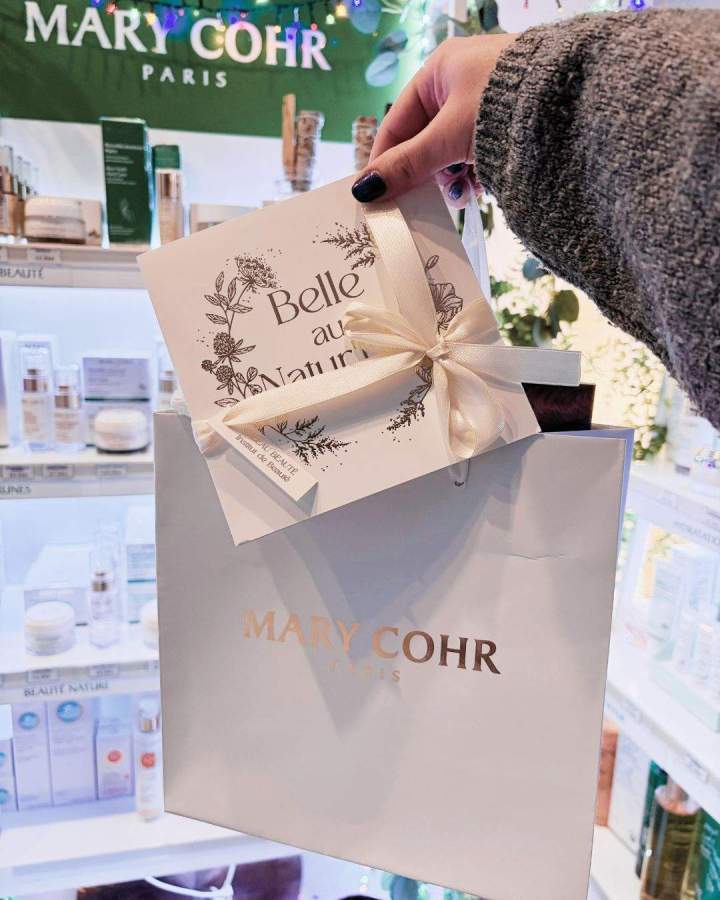 Faites plaisir à vos proches avec une carte  cadeau pour notre institut ! Que ce soit pour un anniversaire, une fête ou simplement pour dire « merci », nos chèques cadeaux sont le moyen idéal d’offrir une parenthèse de bien-être.