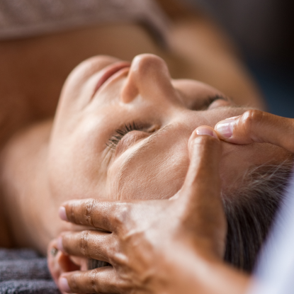 Offrez à votre peau un moment de détente et de bien-être avec nos soins visage Mary Cohr. Chaque soin est personnalisé selon vos besoins : hydratation intense, éclat du teint, purification, apaisement ou action anti-âge. Grâce à des formules naturelles et des techniques exclusives, les résultats sont visibles dès la première séance, pour une peau douce, lumineuse et sublimée.